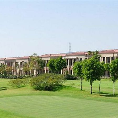 Lemon Tree Hotel, Tarudhan Valley, Manesar Gurgaon Dış mekan fotoğraf