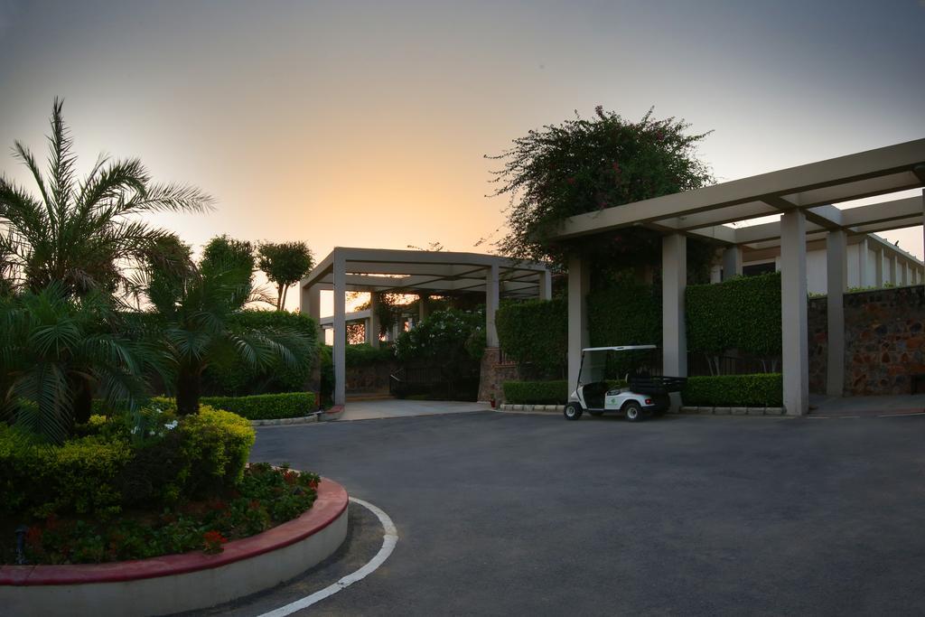 Lemon Tree Hotel, Tarudhan Valley, Manesar Gurgaon Dış mekan fotoğraf