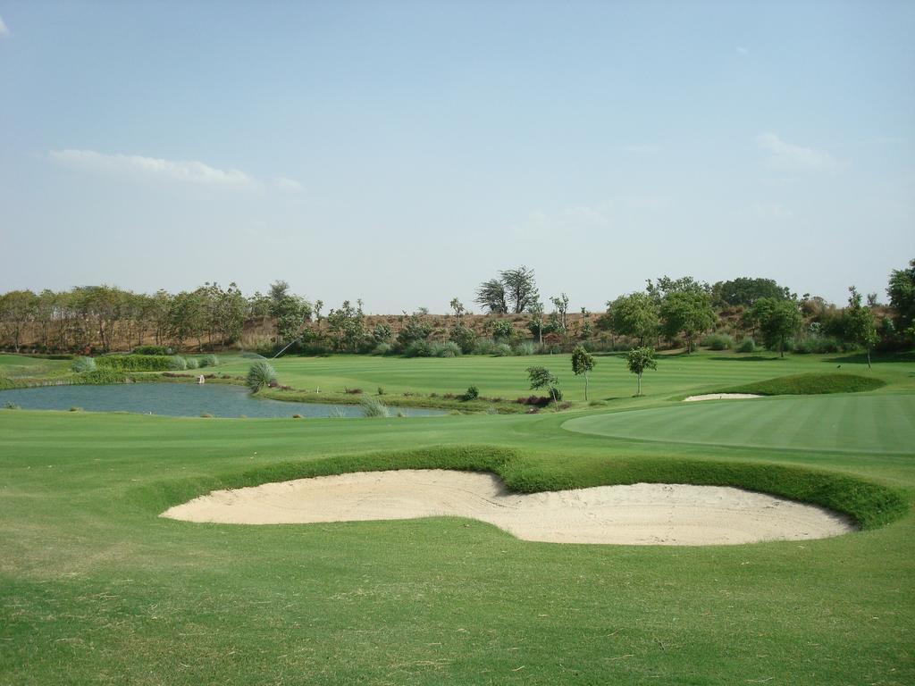 Lemon Tree Hotel, Tarudhan Valley, Manesar Gurgaon Dış mekan fotoğraf