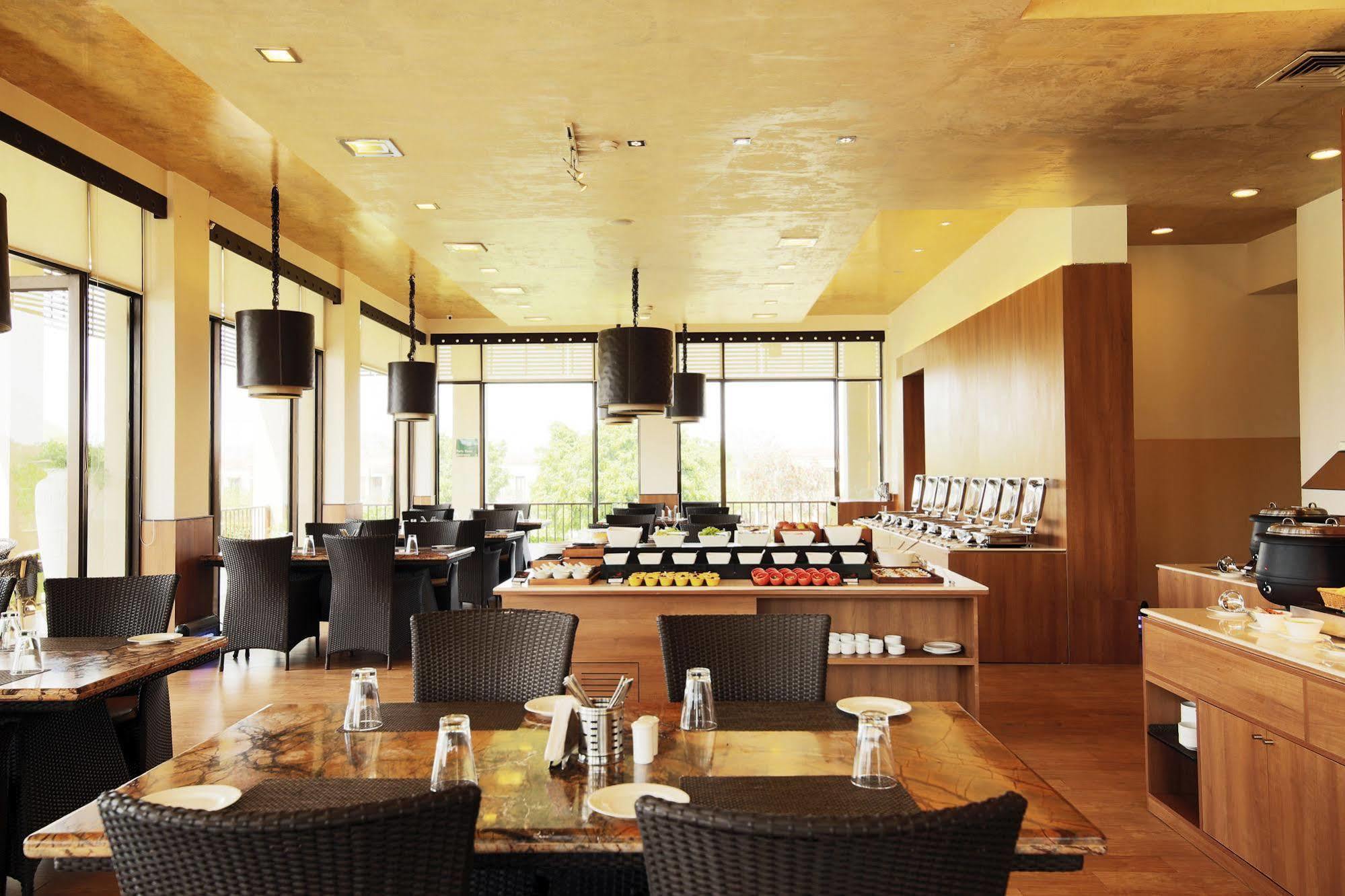 Lemon Tree Hotel, Tarudhan Valley, Manesar Gurgaon Dış mekan fotoğraf