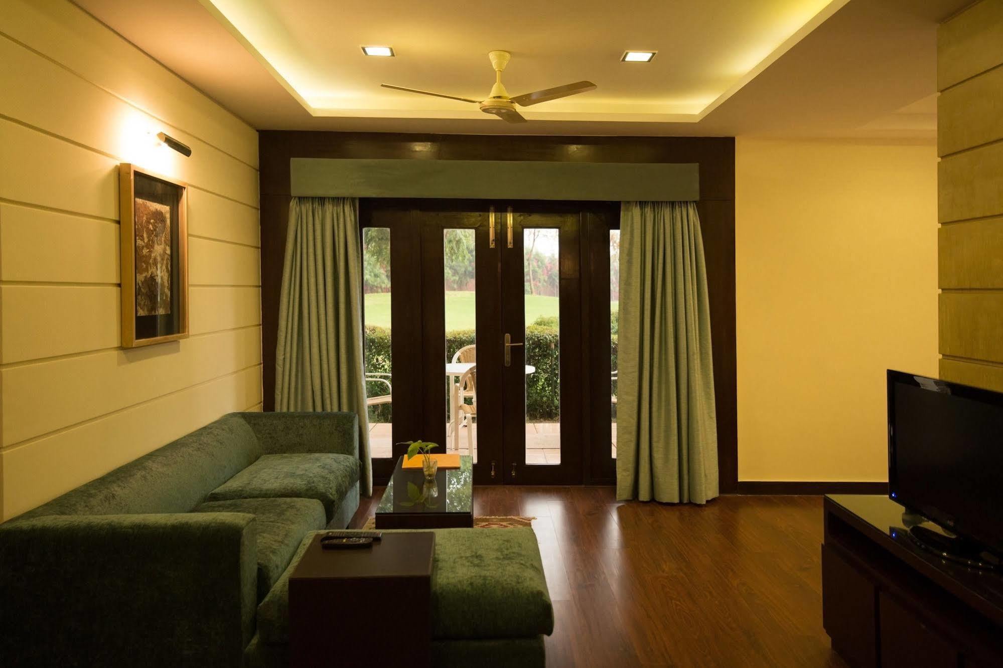 Lemon Tree Hotel, Tarudhan Valley, Manesar Gurgaon Dış mekan fotoğraf