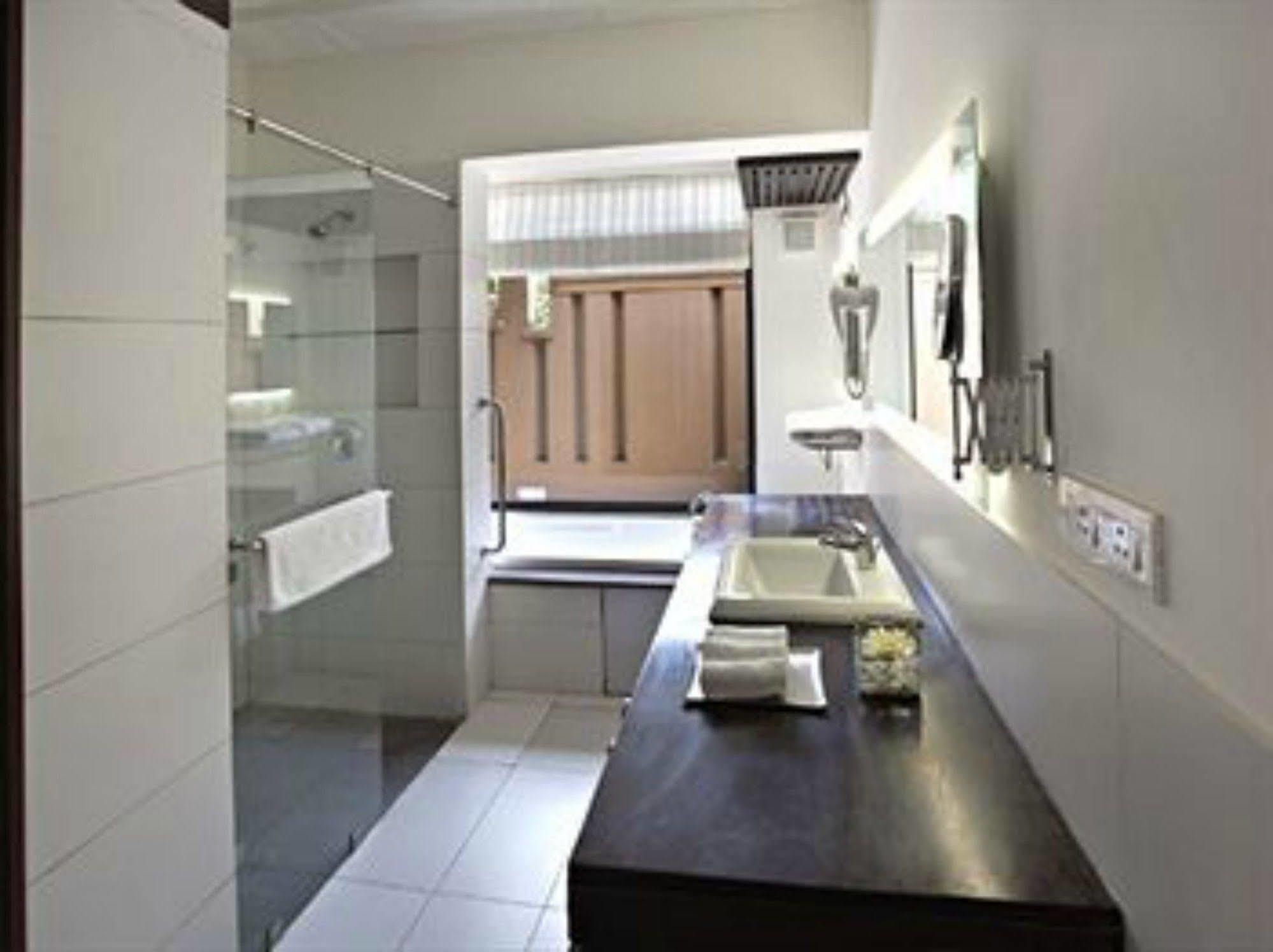 Lemon Tree Hotel, Tarudhan Valley, Manesar Gurgaon Dış mekan fotoğraf