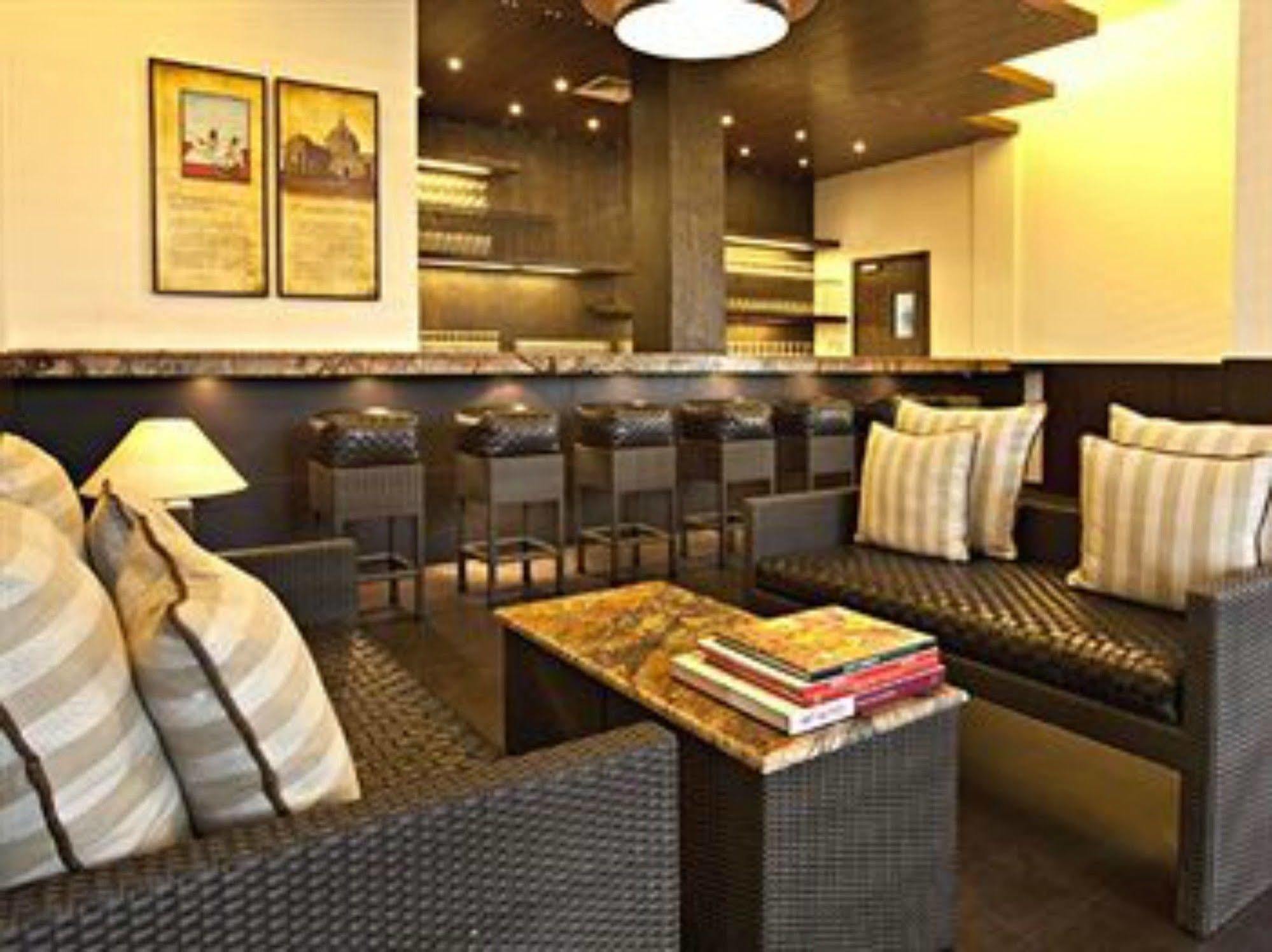 Lemon Tree Hotel, Tarudhan Valley, Manesar Gurgaon Dış mekan fotoğraf