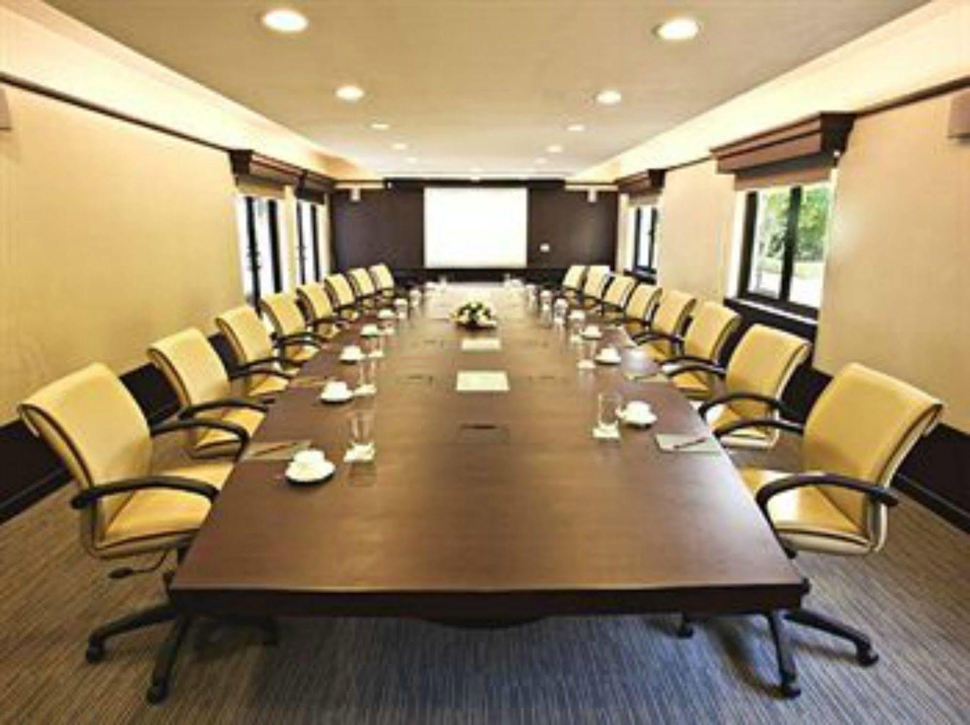 Lemon Tree Hotel, Tarudhan Valley, Manesar Gurgaon Dış mekan fotoğraf