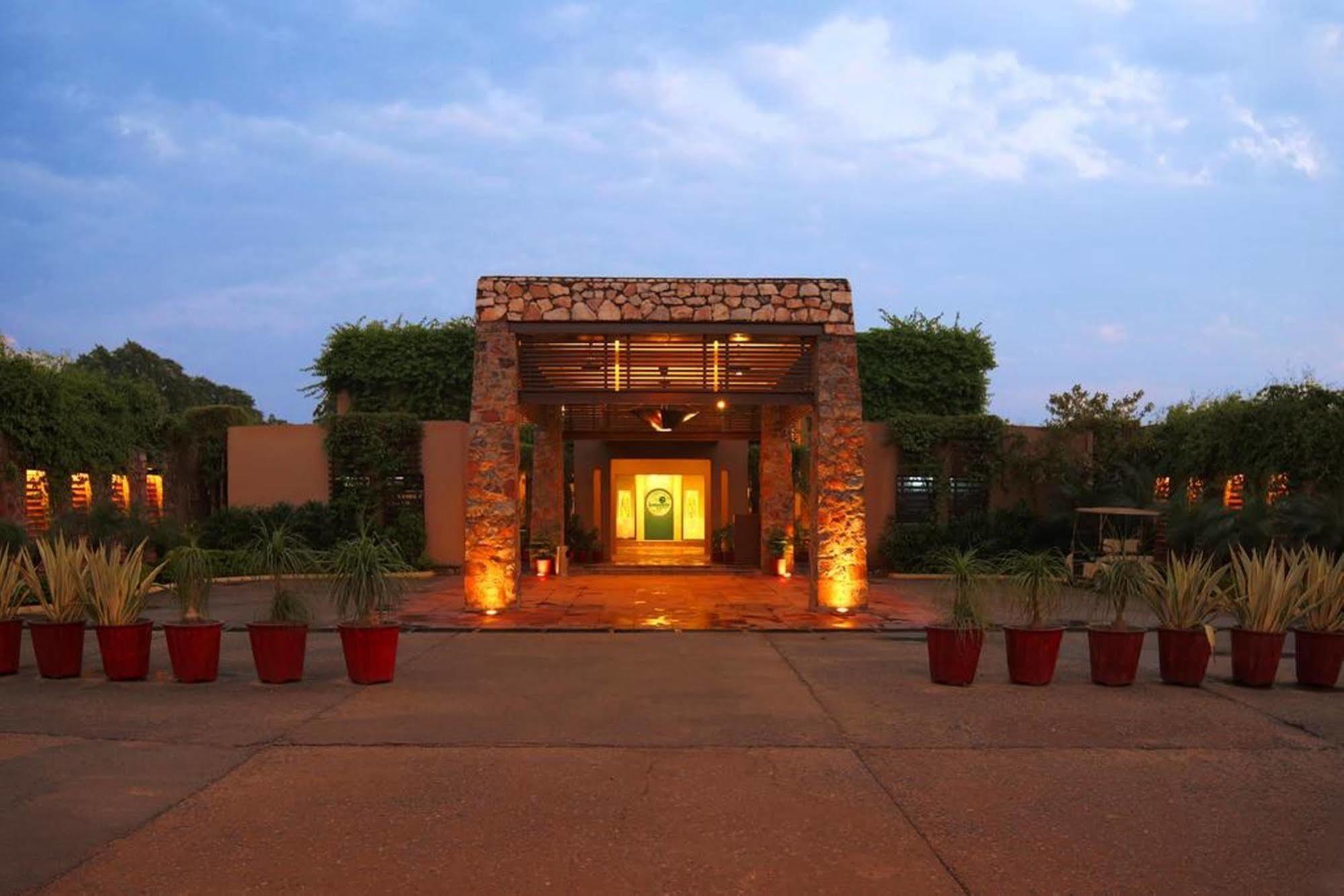 Lemon Tree Hotel, Tarudhan Valley, Manesar Gurgaon Dış mekan fotoğraf