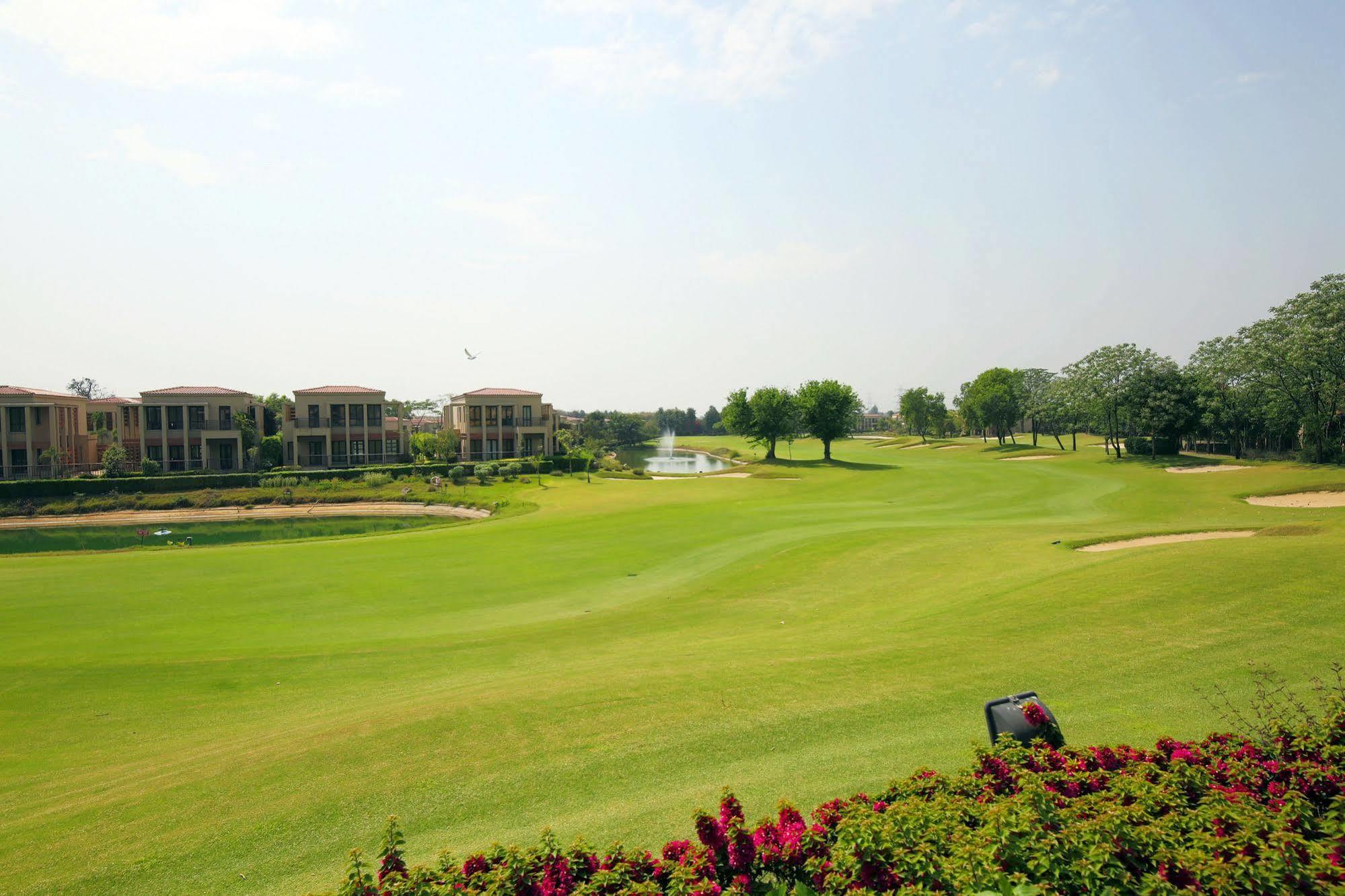Lemon Tree Hotel, Tarudhan Valley, Manesar Gurgaon Dış mekan fotoğraf