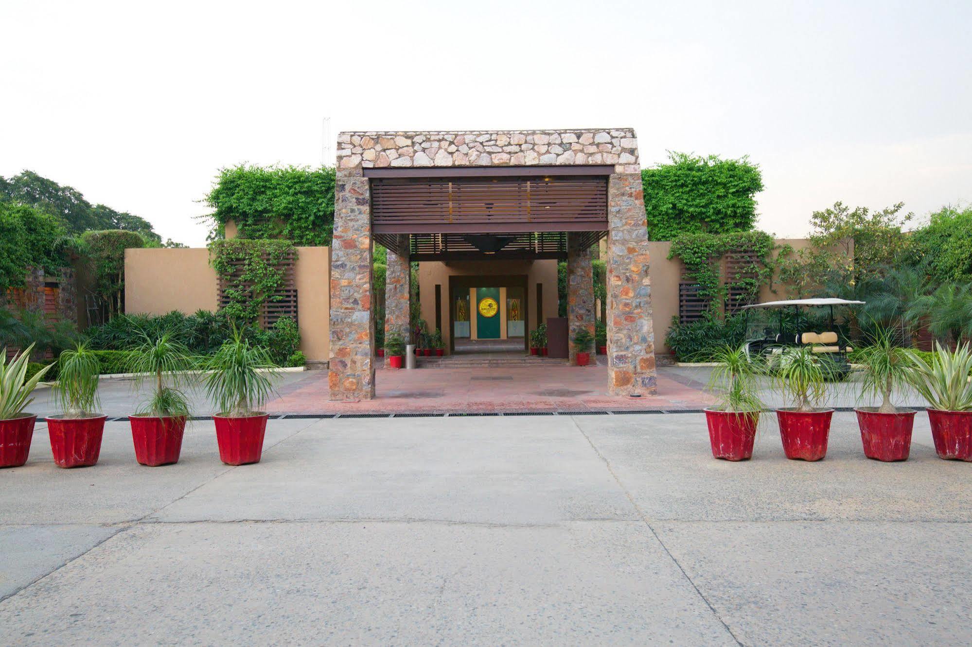 Lemon Tree Hotel, Tarudhan Valley, Manesar Gurgaon Dış mekan fotoğraf