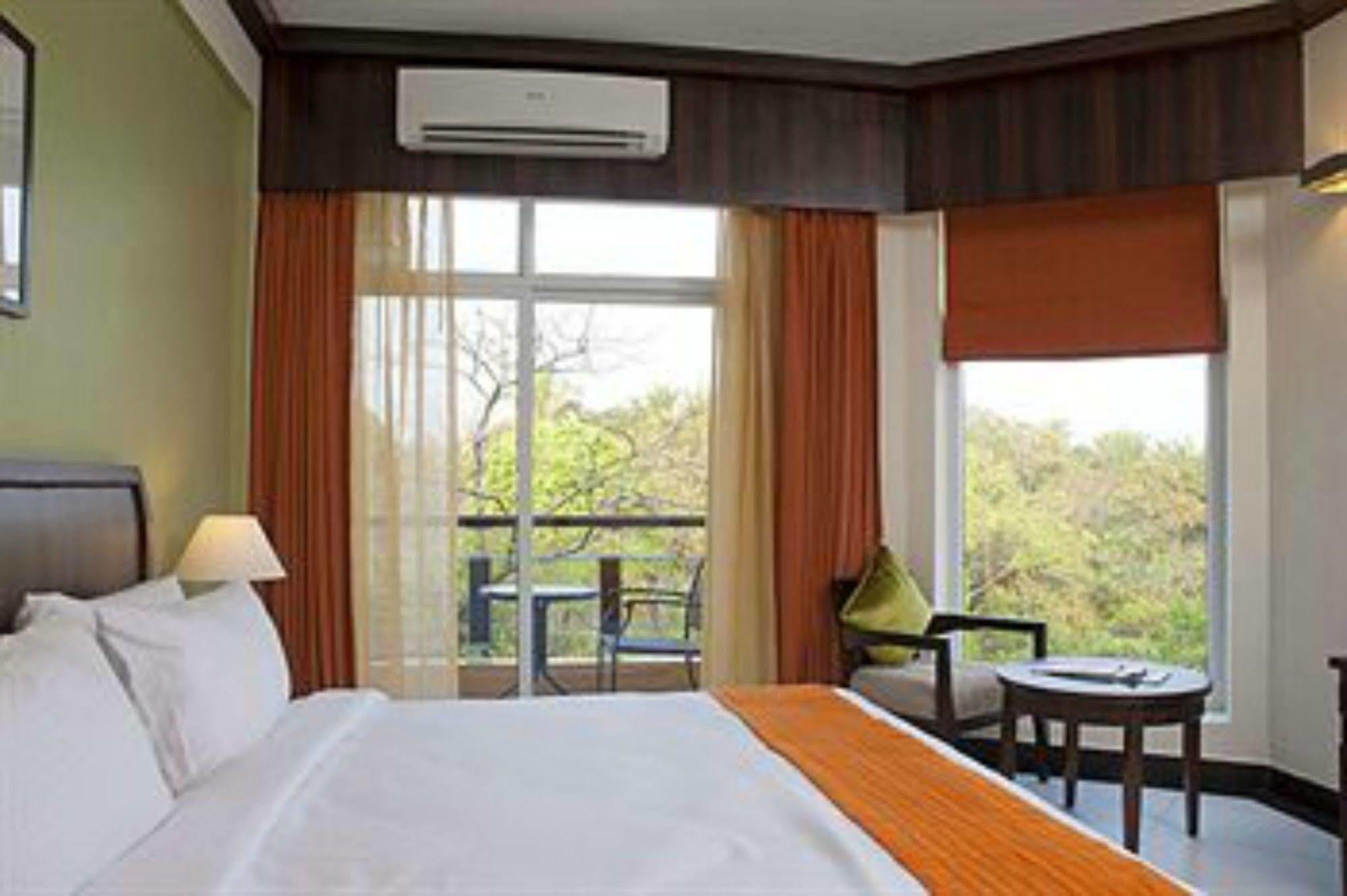 Lemon Tree Hotel, Tarudhan Valley, Manesar Gurgaon Dış mekan fotoğraf